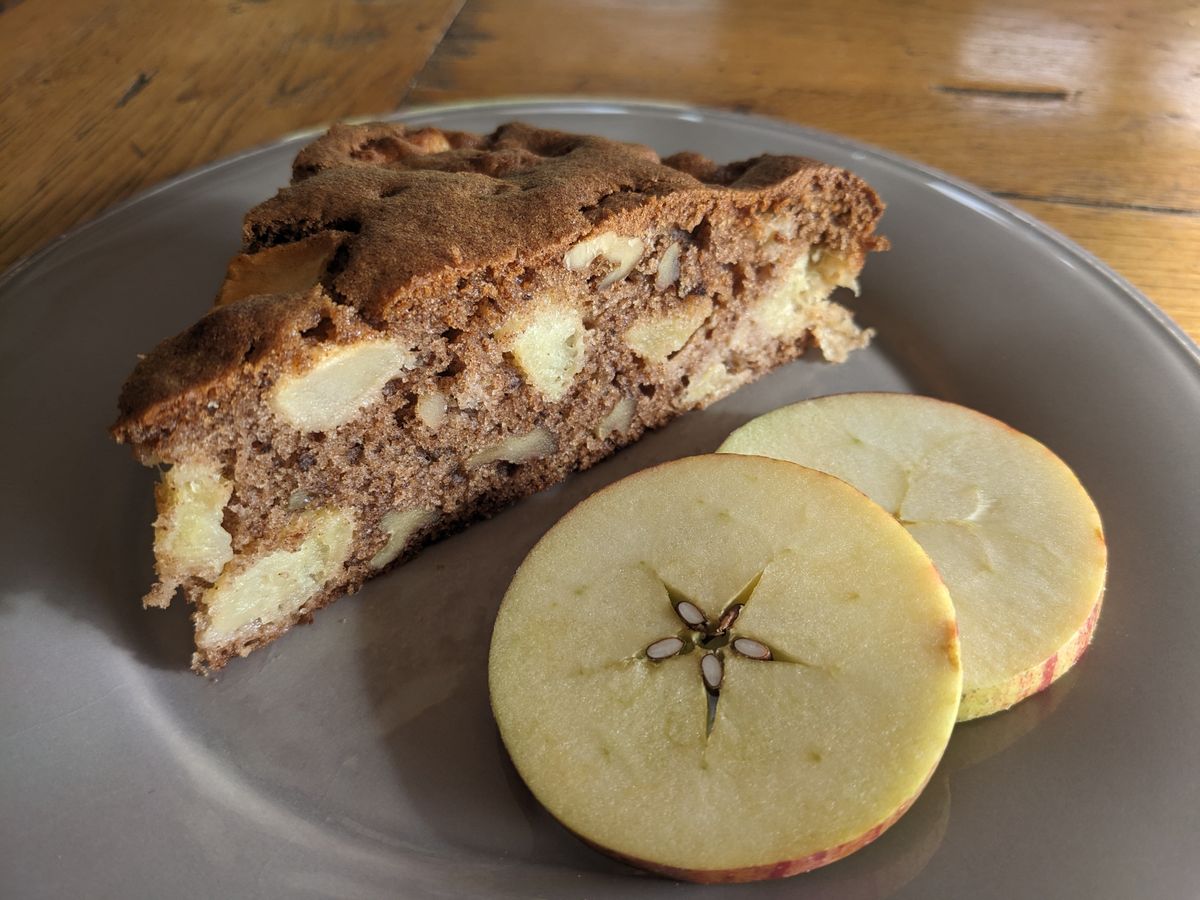 Gâteau pommes, cannelle et noix